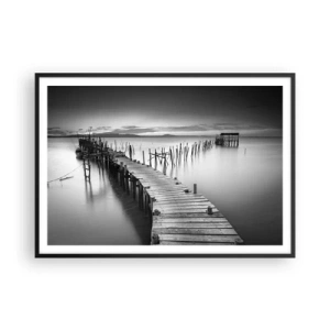 Poster in einem schwarzem Rahmen - Ein Holzsteg an einem ruhigen See in Grautönen - 100x70cm - Der Frieden eines vergessenen Ufers - Moderne Wanddekoration für Wohnzimmer und Schlafzimmer ARTTOR