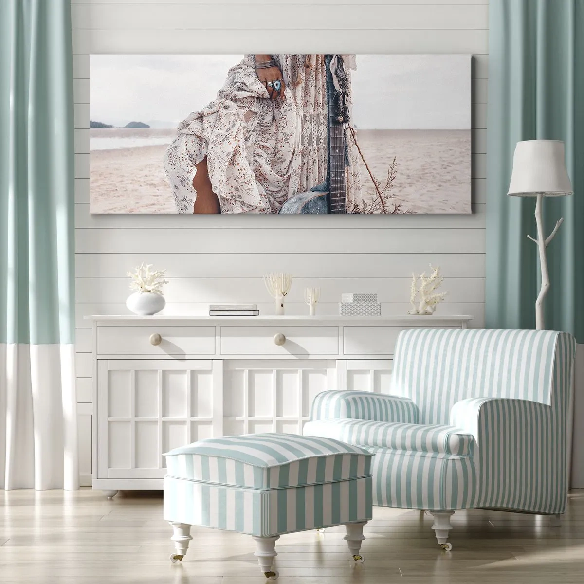 Bild auf Leinwand - Leinwandbild - Frau im Boho-Stil mit Gitarre am Strand - 140x50cm - Kinderblumen auf dem Weg - Moderne Wanddekoration für Wohnzimmer und Schlafzimmer ARTTOR