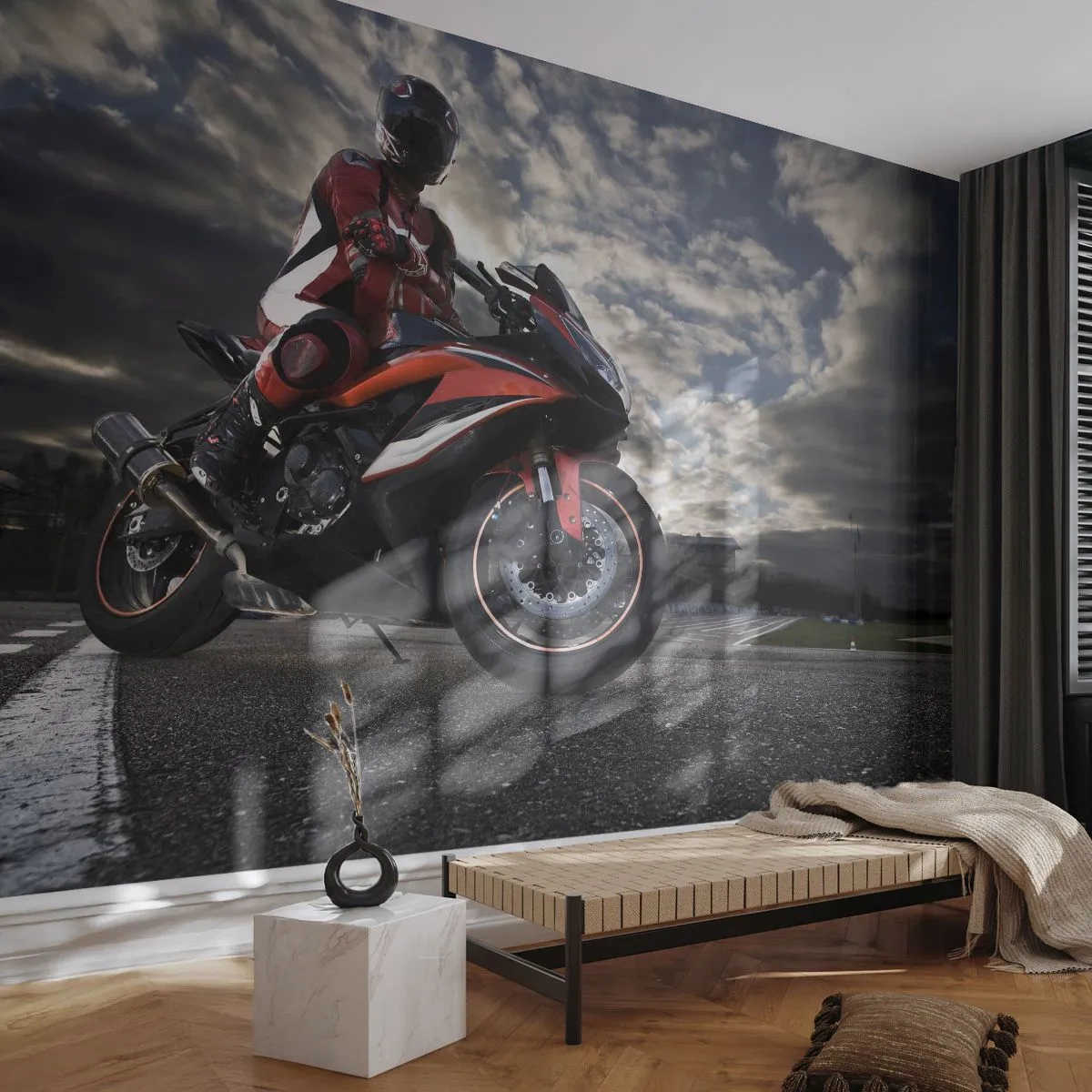 Fototapete Premium Sand - Ein Motorradfahrer auf einem Sportmotorrad vor dem Hintergrund der Wolken - 100x70cm - Dunkler Reiter - Moderne Wanddekoration für Wohnzimmer und Schlafzimmer ARTTOR