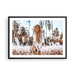Poster in einem schwarzem Rahmen - Eine Frau auf einer Wiese mit Palmen im Hintergrund bei Sonnenuntergang - 70x50cm - Geboren aus Grasflaum - Moderne Wanddekoration für Wohnzimmer und Schlafzimmer ARTTOR