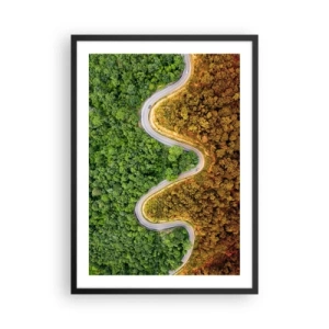 Poster in einem schwarzem Rahmen - Eine Straße, die sich durch einen Wald schlängelt, der in grüne und herbstliche Teile unterteilt ist - 50x70cm - Grenzen und Durchbrüche - Moderne Wanddekoration für Wohnzimmer und Schlafzimmer ARTTOR