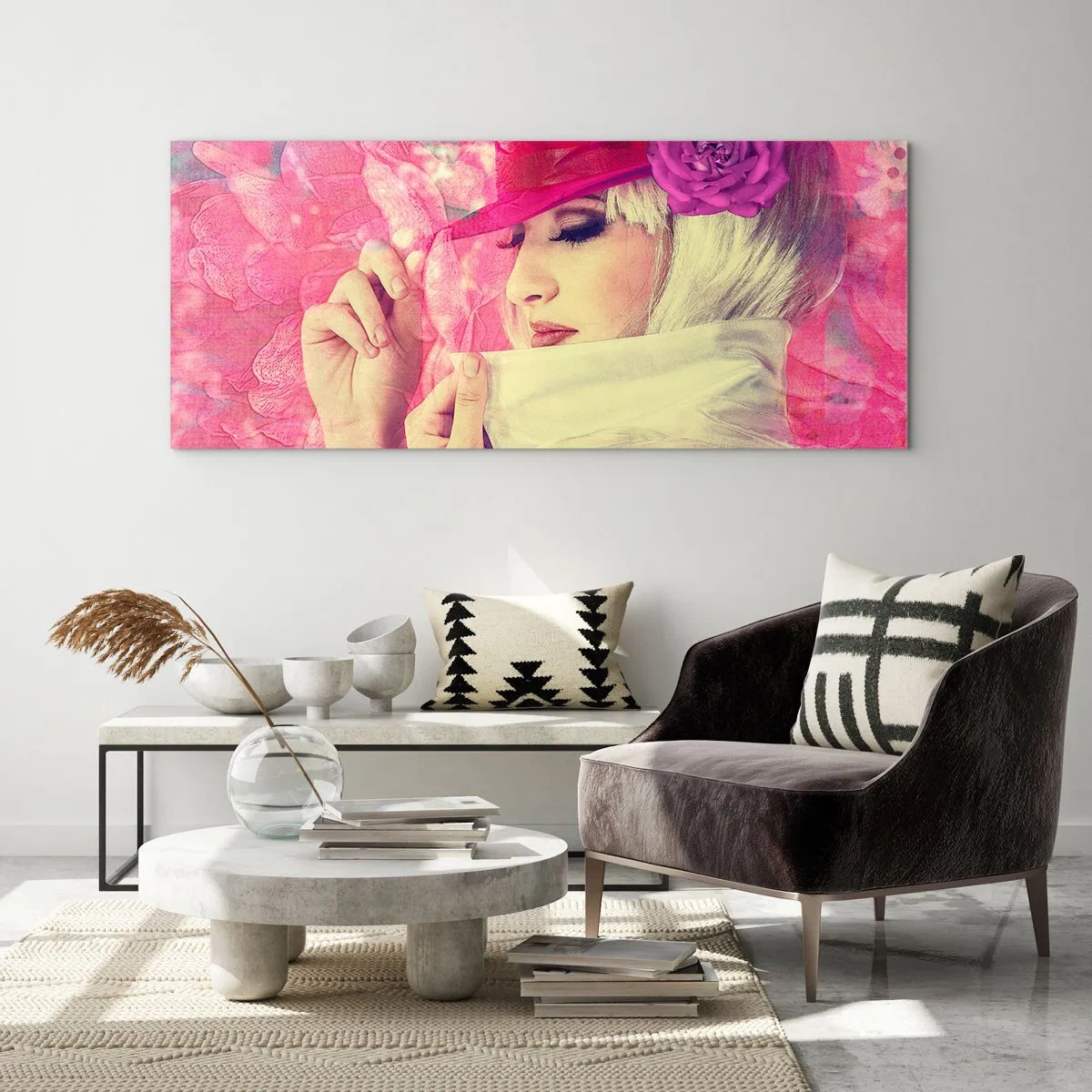 Glasbild - Bild auf glas - Stilvolle Frau mit rosa Hut und Blume - 120x50cm - Retro-Porträt in einem rosa Nebel - Moderne Wanddekoration für Wohnzimmer und Schlafzimmer ARTTOR