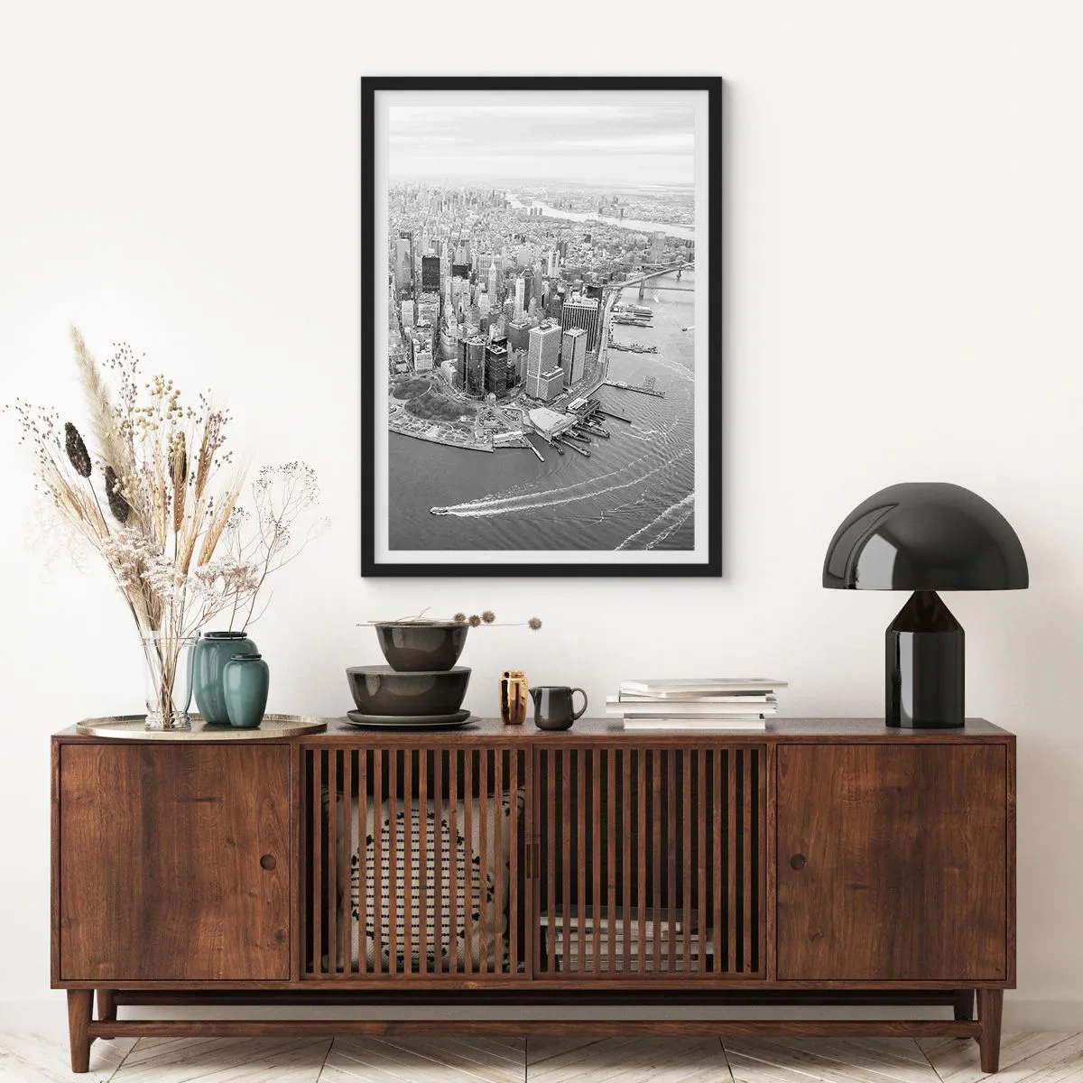 Poster in einem schwarzem Rahmen - Ein Schwarz-Weiß-Panorama der Stadt mit Blick auf das Wasser - 50x70cm - Und wie kann es man nicht lieben? - Moderne Wanddekoration für Wohnzimmer und Schlafzimmer ARTTOR