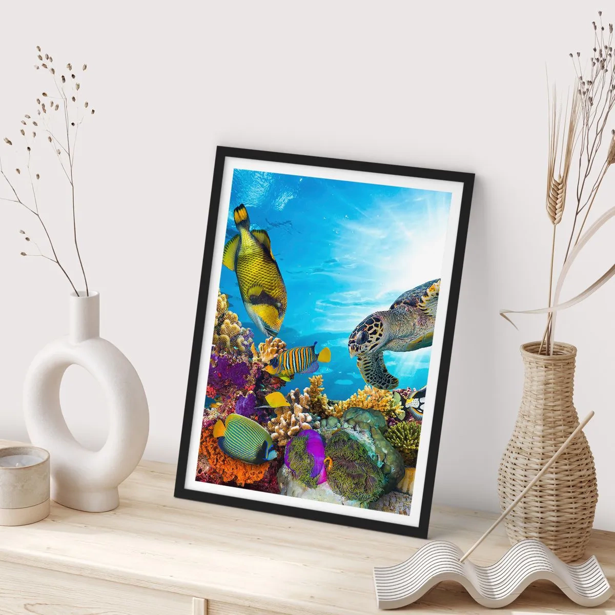 Poster in einem schwarzem Rahmen - Buntes Meeresleben mit Fischen und Schildkröten in tropischen Gewässern - 50x70cm - Korallenpromenade - Moderne Wanddekoration für Wohnzimmer und Schlafzimmer ARTTOR