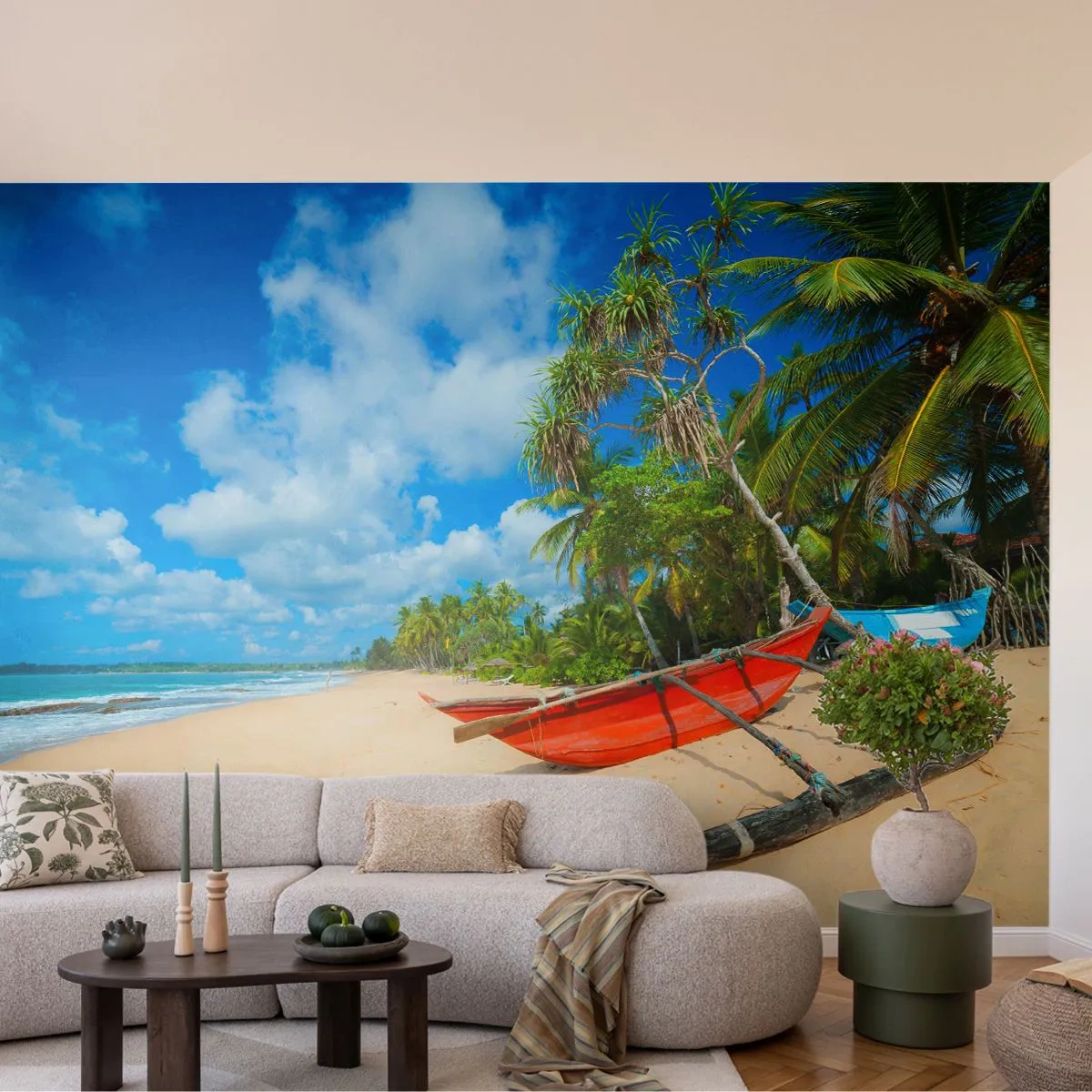 Fototapete Premium Sand - Tropischer Strand mit Palmen und einem traditionellen Fischerboot - 100x70cm - Der Charme der Tropen - Moderne Wanddekoration für Wohnzimmer und Schlafzimmer ARTTOR