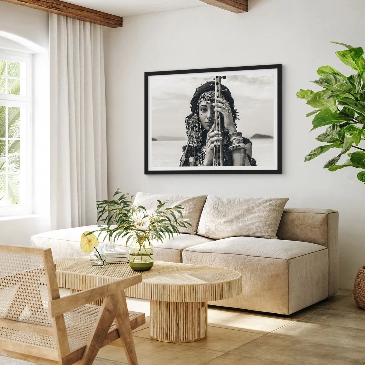 Poster in einem schwarzem Rahmen - Porträt einer Frau mit ethnischem Schmuck, die ein Instrument in der Hand hält - 70x50cm - Die Musik des Orients selbst - Moderne Wanddekoration für Wohnzimmer und Schlafzimmer ARTTOR