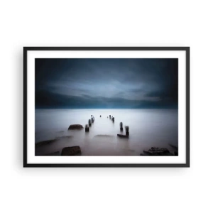 Poster in einem schwarzem Rahmen - Der alte Pier vor der Kulisse eines ruhigen Meeres - 70x50cm - Nachdenklicher See - Moderne Wanddekoration für Wohnzimmer und Schlafzimmer ARTTOR