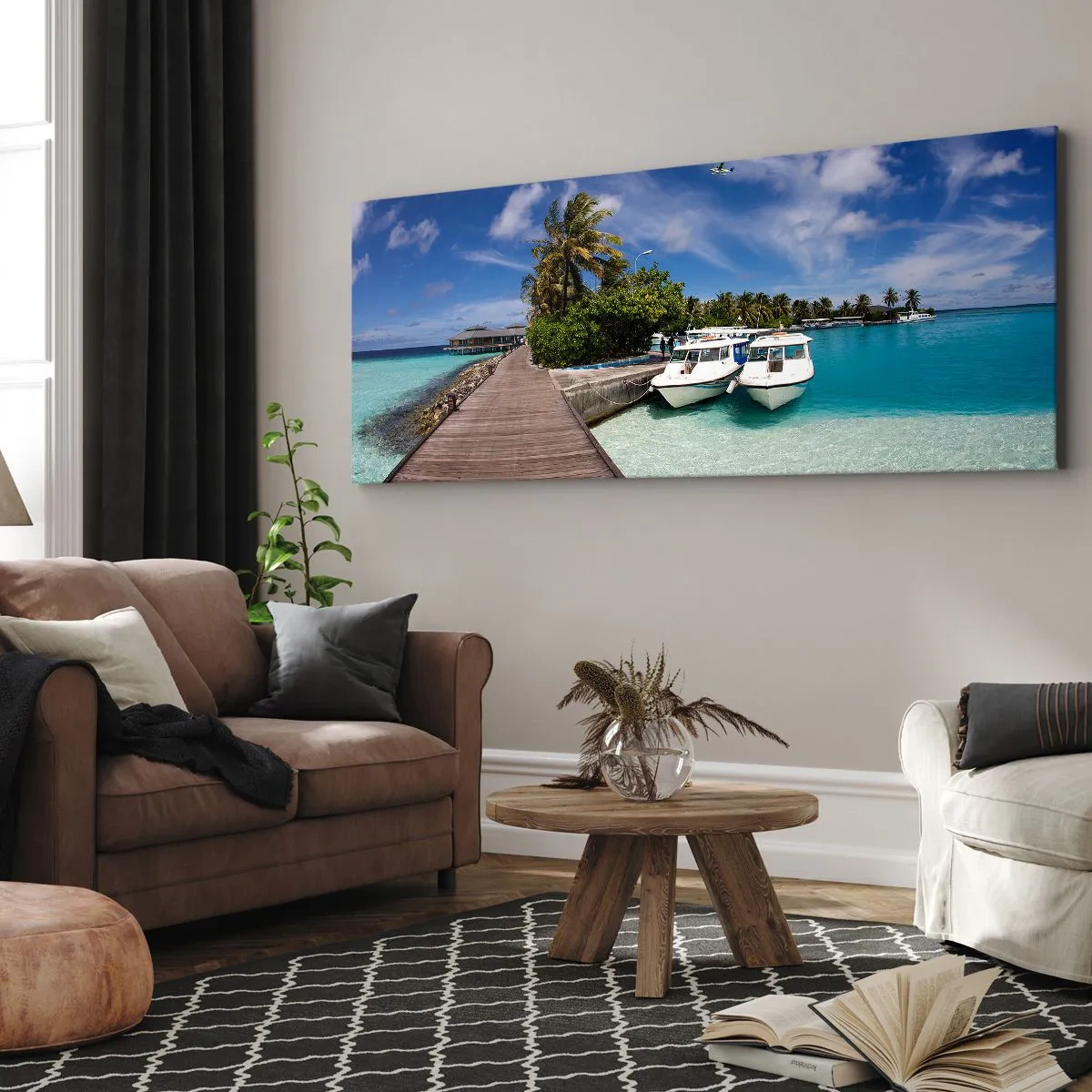 Bild auf Leinwand - Leinwandbild - Ein Steg über einem türkisfarbenen Meer mit Booten und Palmen - 160x50cm - Doch das Paradies gibt es - Moderne Wanddekoration für Wohnzimmer und Schlafzimmer ARTTOR