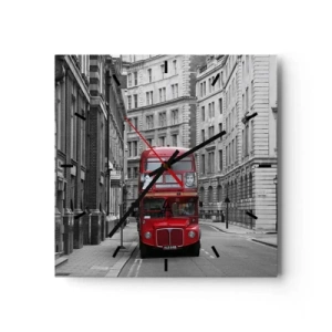 Wanduhr - Glasuhr - Ein roter Bus vor einem Hintergrund aus schwarz-weißen Stadtgebäuden. - 30x30cm - Der Alltag muss nicht grau sein - Moderne Wanddekoration für Wohnzimmer und Schlafzimmer ARTTOR
