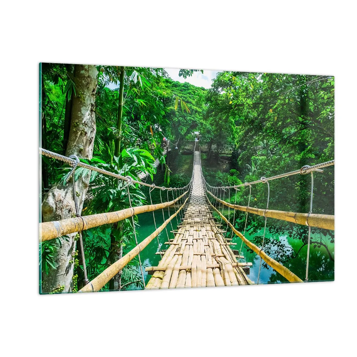 Glasbild - Bild auf glas - Eine hängende Bambusbrücke inmitten tropischer Vegetation über einem Fluss - 120x80cm - Monkey Bridge über das Grün - Moderne Wanddekoration für Wohnzimmer und Schlafzimmer ARTTOR