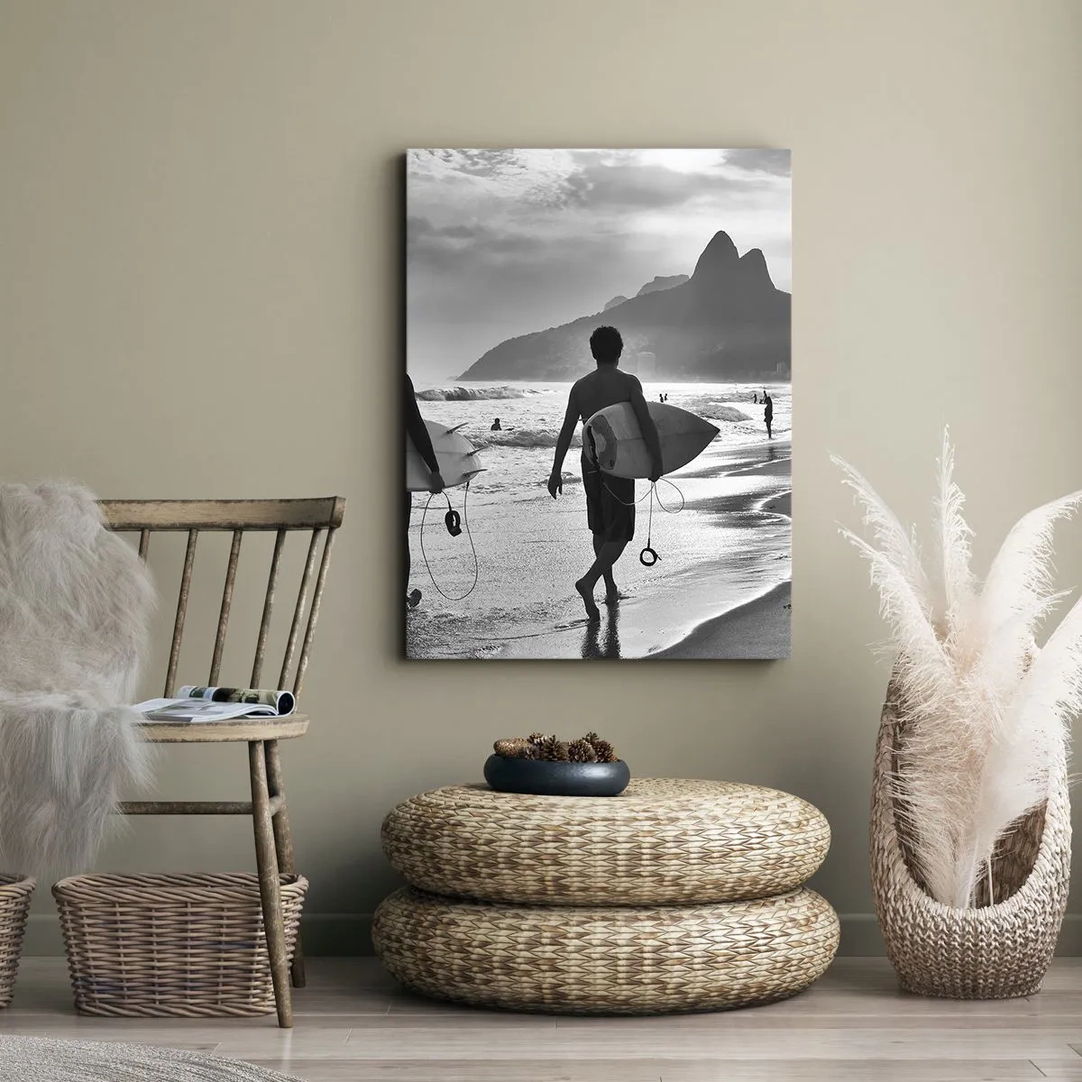 Bild auf Leinwand - Leinwandbild - Zwei Surfer laufen mit ihren schwarz-weißen Brettern am Strand entlang. - 70x100cm - Single-Wave-Samba - Moderne Wanddekoration für Wohnzimmer und Schlafzimmer ARTTOR