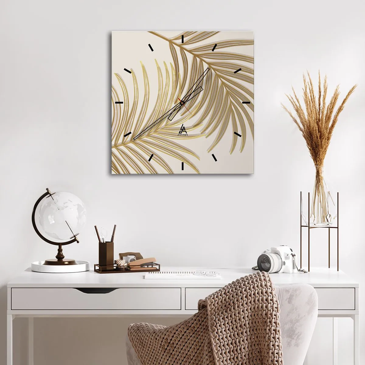 Wanduhr - Glasuhr - Goldene Palmblätter auf hellem Hintergrund im minimalistischen Stil - 30x30cm - Goldene Palme! - Moderne Wanddekoration für Wohnzimmer und Schlafzimmer ARTTOR