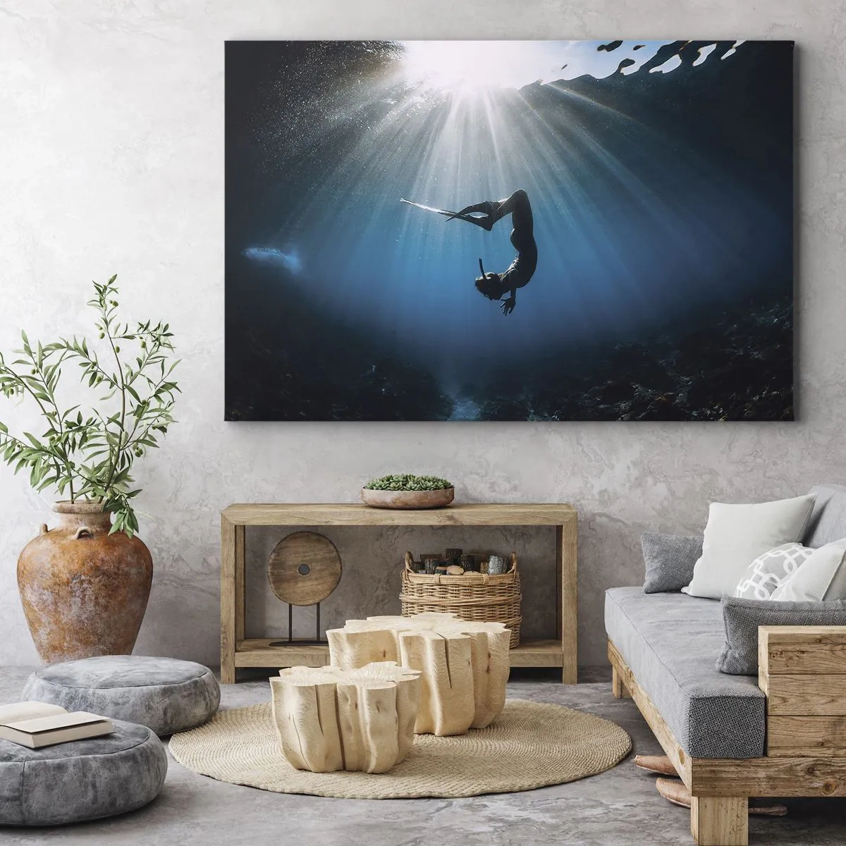 Bild auf Leinwand - Leinwandbild - Ein Taucher, der in einem Lichtstrahl unter Wasser schwimmt - 70x50cm - Tanz unter Wasser - Moderne Wanddekoration für Wohnzimmer und Schlafzimmer ARTTOR