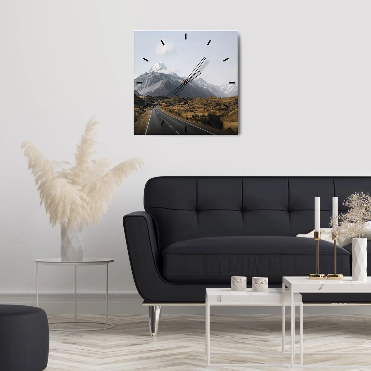 Wanduhr - Glasuhr - Eine Straße in den Bergen, umgeben von einer malerischen Landschaft - 30x30cm - Der Weg ins Herz der Berge - Moderne Wanddekoration für Wohnzimmer und Schlafzimmer ARTTOR