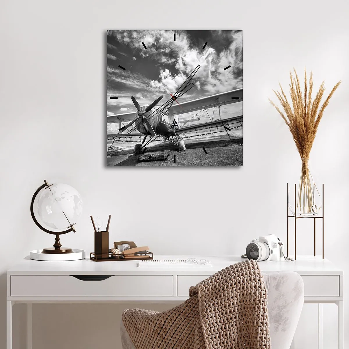 Wanduhr - Glasuhr - Ein altes Flugzeug auf dem Flughafen in Schwarz und Weiß - 30x30cm - Ich kann es kaum erwarten! - Moderne Wanddekoration für Wohnzimmer und Schlafzimmer ARTTOR