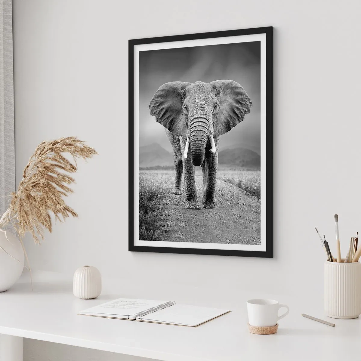 Poster in einem schwarzem Rahmen - Ein Elefant vor einer afrikanischen Landschaft in Schwarzweiß - 50x70cm - Der Gastgeber heißt willkommen - Moderne Wanddekoration für Wohnzimmer und Schlafzimmer ARTTOR