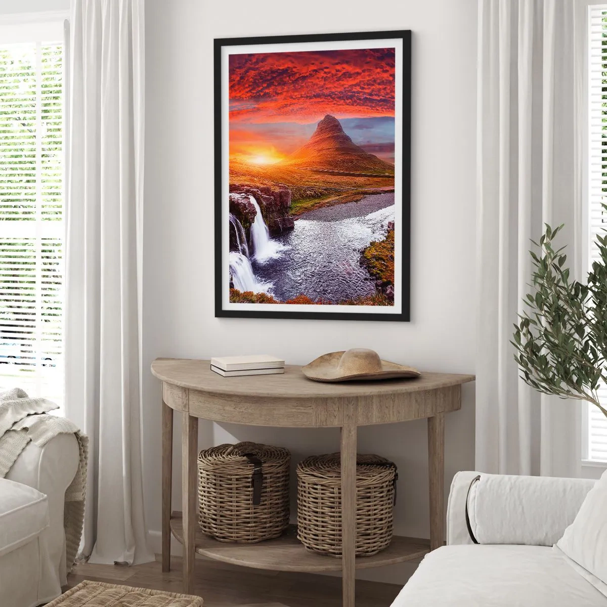 Poster in einem schwarzem Rahmen - Der Berg und der Wasserfall werden von den Strahlen der untergehenden Sonne beleuchtet - 50x70cm - Ein Blick auf Mittelerde - Moderne Wanddekoration für Wohnzimmer und Schlafzimmer ARTTOR