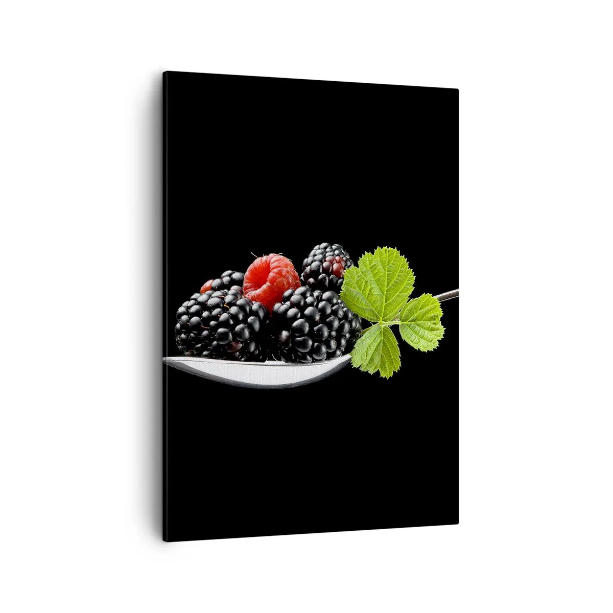 Bild auf Leinwand - Leinwandbild - Brombeeren und Himbeeren auf einem Löffel mit einem Blatt auf schwarzem Hintergrund - 50x70cm - Der Geschmack der Frische - Moderne Wanddekoration für Wohnzimmer und Schlafzimmer ARTTOR