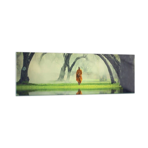 Glasbild - Bild auf glas - Ein Mönch in einer orangefarbenen Robe in einem Wald mit nebligem Hintergrund und Spiegelung im Wasser. - 160x50cm - Auf dem Weg zur Erleuchtung - Moderne Wanddekoration für Wohnzimmer und Schlafzimmer ARTTOR