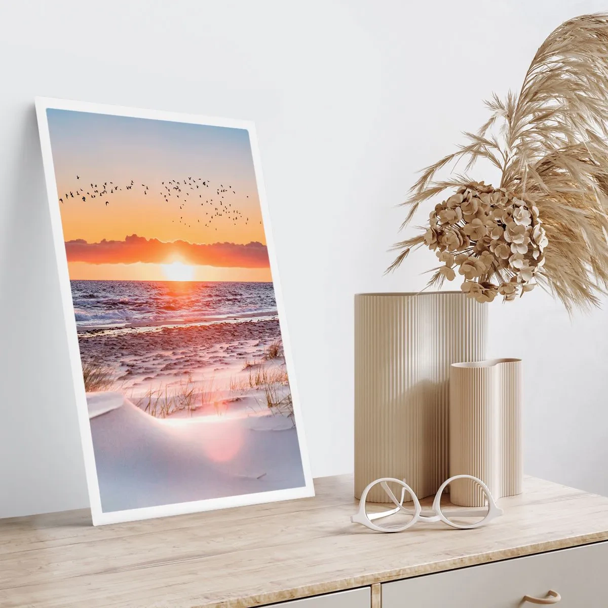 Poster - Sonnenuntergang über dem Meer mit Vögeln am Horizont und dem Strand - 50x70cm - Horizontale Landschaft - Moderne Wanddekoration für Wohnzimmer und Schlafzimmer ARTTOR