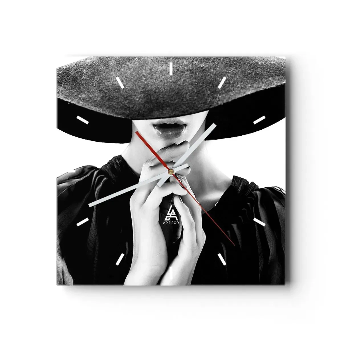 Wanduhr - Glasuhr - Stilvolle Frau mit großem Hut in Schwarz-Weiß-Tönen - 30x30cm - Versteckte Schönheit - Moderne Wanddekoration für Wohnzimmer und Schlafzimmer ARTTOR