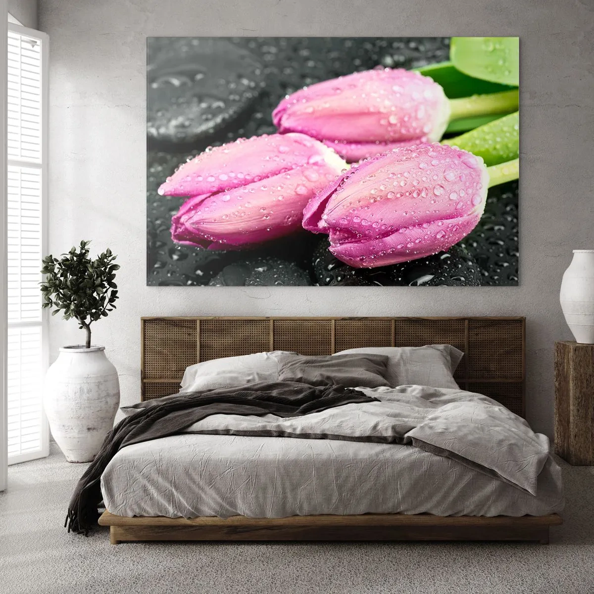 Glasbild - Bild auf glas - Drei rosa Tulpen mit Wassertropfen bedeckt auf schwarzem Hintergrund. - 120x80cm - Liladrei auf schwarzem Stein - Moderne Wanddekoration für Wohnzimmer und Schlafzimmer ARTTOR