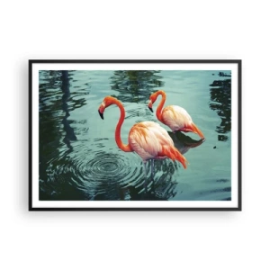Poster in einem schwarzem Rahmen - Zwei Flamingos im ruhigen Wasser spiegeln ihre Umgebung wider - 100x70cm - Wir sind jetzt in Mode - Moderne Wanddekoration für Wohnzimmer und Schlafzimmer ARTTOR