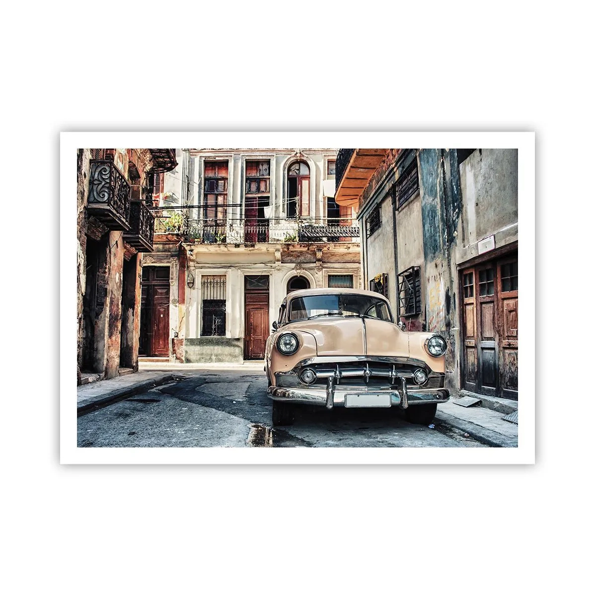 Poster - Ein Oldtimer vor der Kulisse urbaner Architektur - 100x70cm - Die Siesta in Havanna - Moderne Wanddekoration für Wohnzimmer und Schlafzimmer ARTTOR