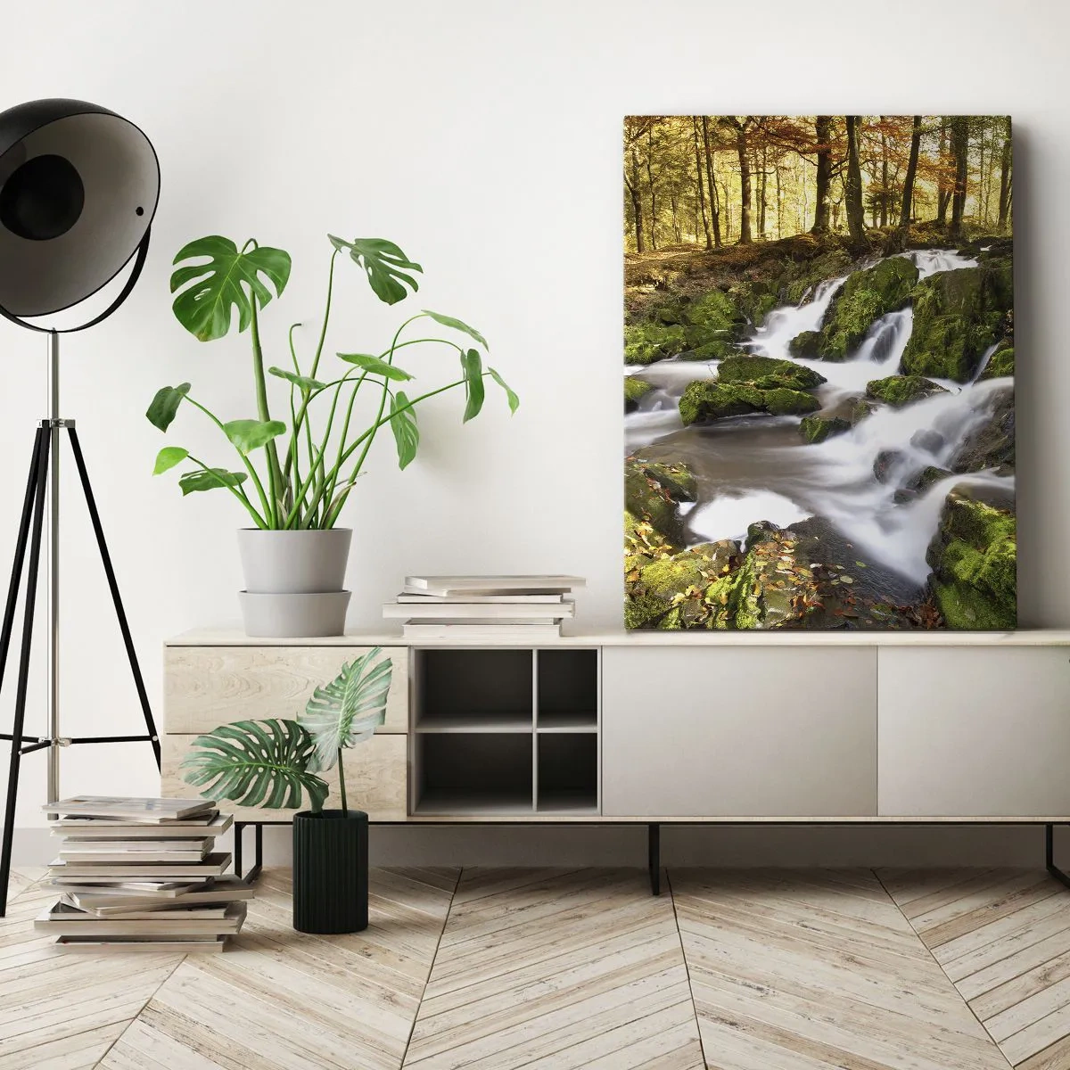 Bild auf Leinwand - Leinwandbild - Eine bewaldete Landschaft mit einem von Moos umgebenen Wasserfall - 70x100cm - Rasch durch den herbstlichen Wald - Moderne Wanddekoration für Wohnzimmer und Schlafzimmer ARTTOR