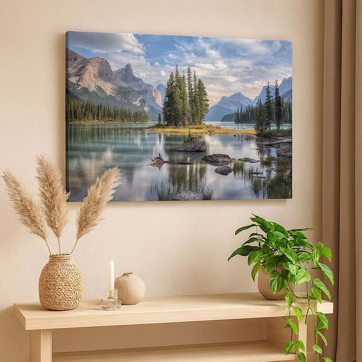 Bild auf Leinwand - Leinwandbild - Eine Berglandschaft mit einer Insel, umgeben von einem ruhigen See - 70x50cm - An dem tollen und sauberen Wasser ... - Moderne Wanddekoration für Wohnzimmer und Schlafzimmer ARTTOR