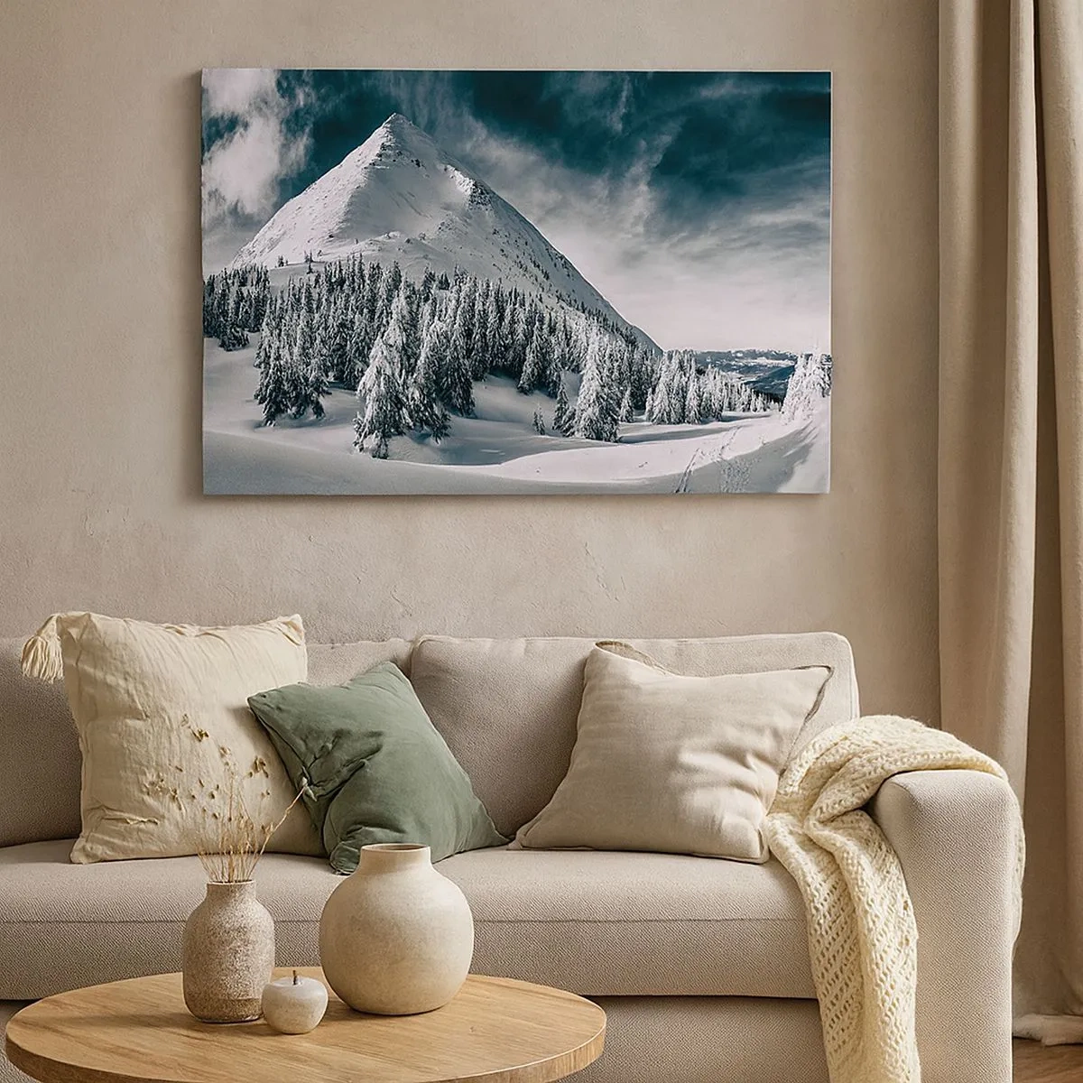 Bild auf Leinwand - Leinwandbild - Ein schneebedeckter Berggipfel, umgeben von einem Winterwald - 70x50cm - Das Land aus Schnee und Eis - Moderne Wanddekoration für Wohnzimmer und Schlafzimmer ARTTOR