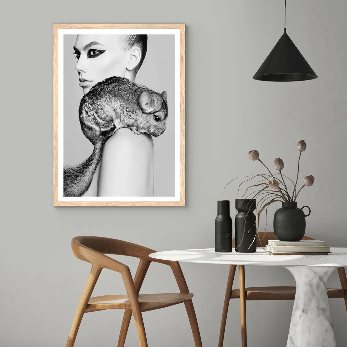 Poster in einem Rahmen aus heller Eiche - Dame mit einem Chinchilla - 70x100 cm