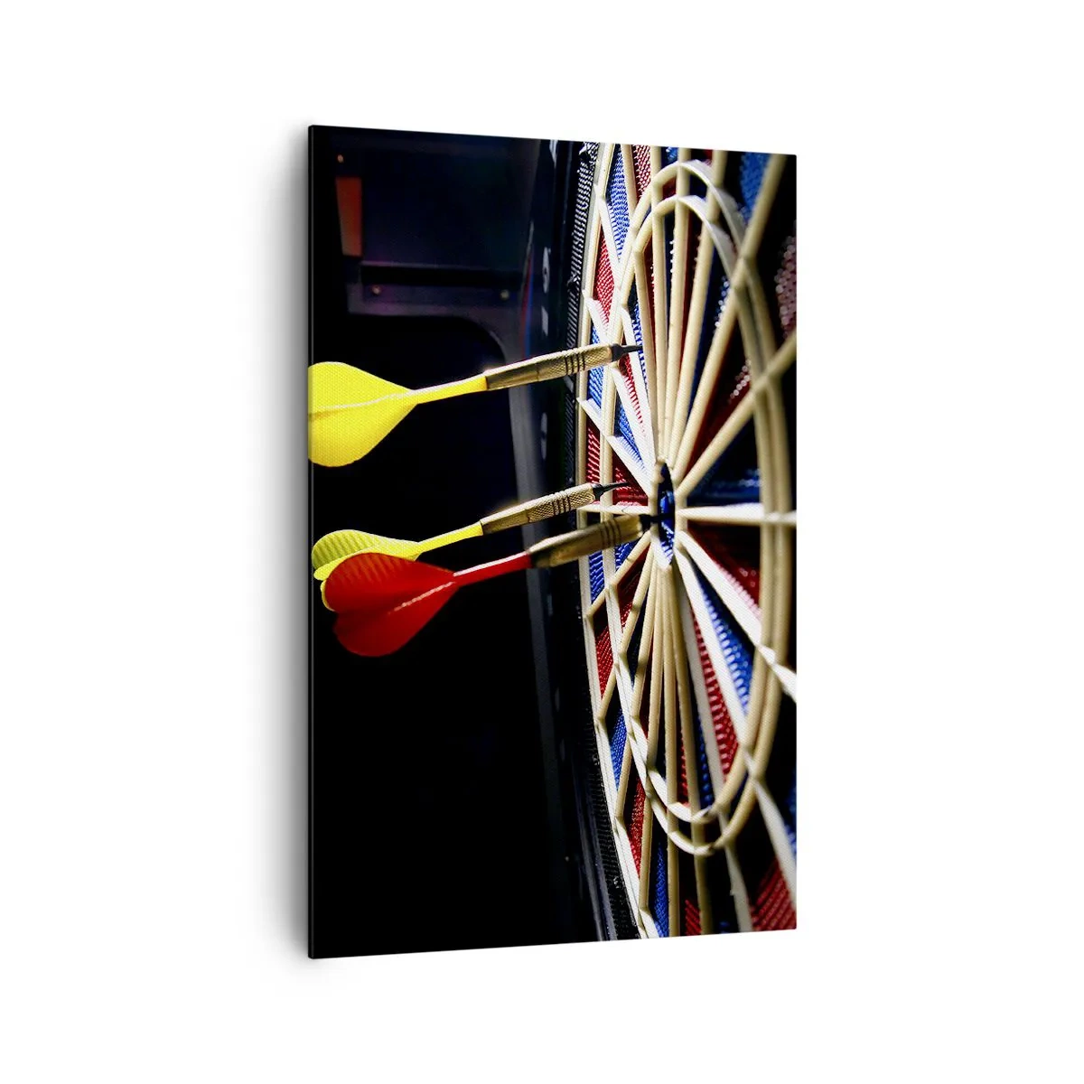 Bild auf Leinwand - Leinwandbild - Eine Dartscheibe mit getroffenen Darts auf schwarzem Hintergrund - 80x120cm - Auf den Punkt gebracht - Moderne Wanddekoration für Wohnzimmer und Schlafzimmer ARTTOR