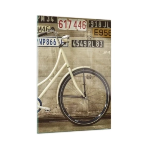 Glasbild - Bild auf glas - Ein altes Fahrrad an einer Wand mit Nummernschildern - 50x70cm - Keine Komplexe - Moderne Wanddekoration für Wohnzimmer und Schlafzimmer ARTTOR
