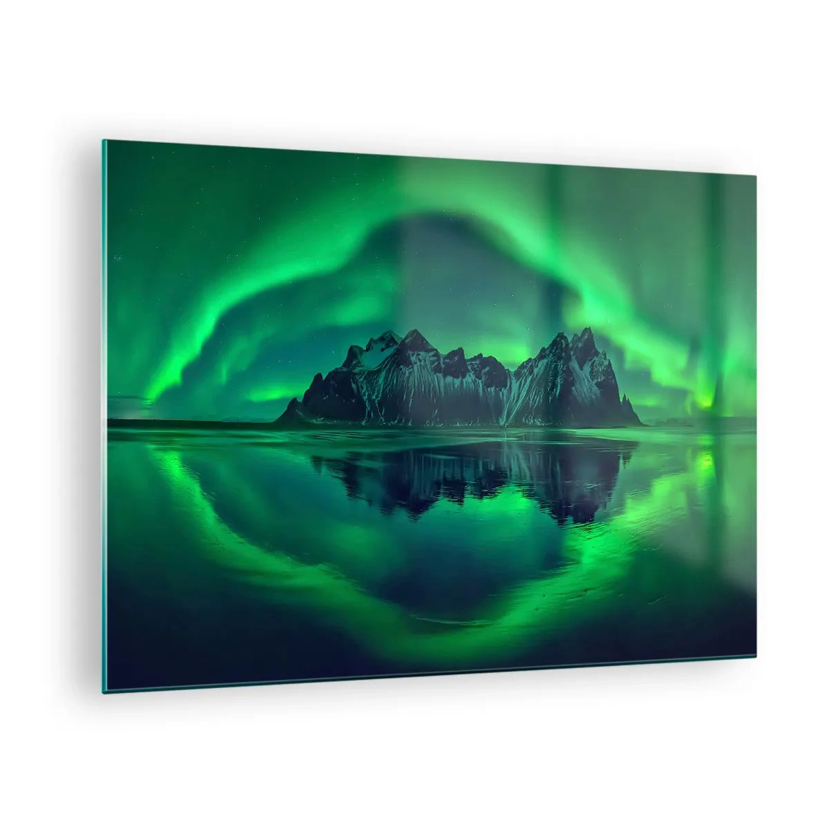 Glasbild - Bild auf glas - Das Nordlicht schwebt über einer Berglandschaft und spiegelt sich im Wasser - 70x50cm - In den Armen der Aurora - Moderne Wanddekoration für Wohnzimmer und Schlafzimmer ARTTOR