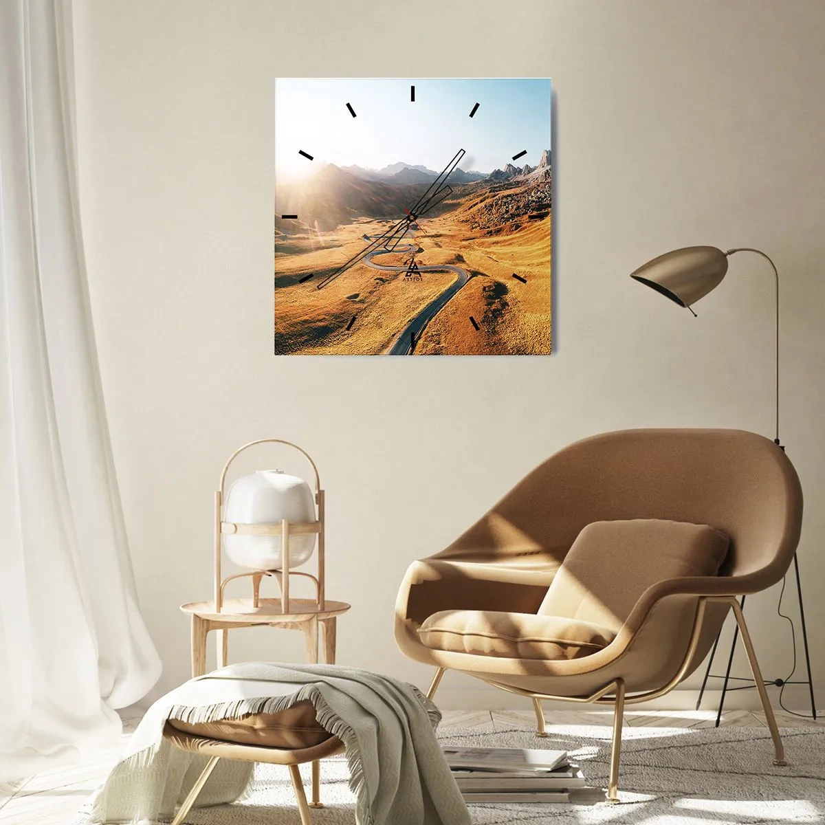 Wanduhr - Glasuhr - Eine kurvenreiche Straße in den Bergen, beleuchtet von der untergehenden Sonne - 30x30cm - In einem goldenen Tal - Moderne Wanddekoration für Wohnzimmer und Schlafzimmer ARTTOR