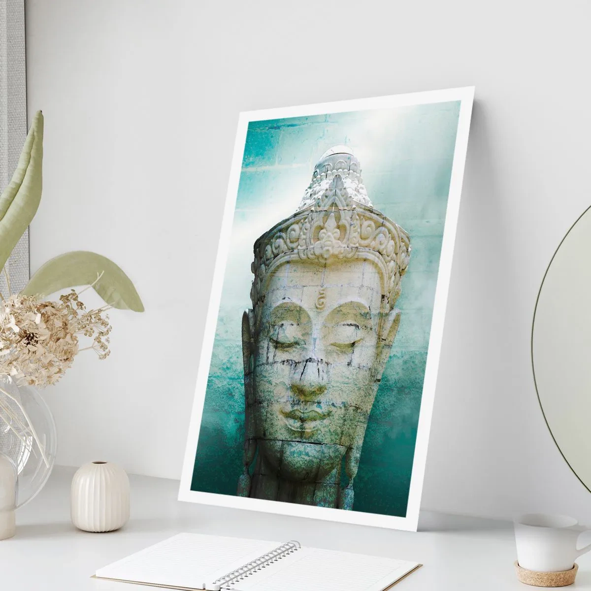 Poster - Eine Buddha-Statue vor einem Hintergrund in dezenten Grüntönen - 50x70cm - Auf der Suche nach dem Licht - Moderne Wanddekoration für Wohnzimmer und Schlafzimmer ARTTOR