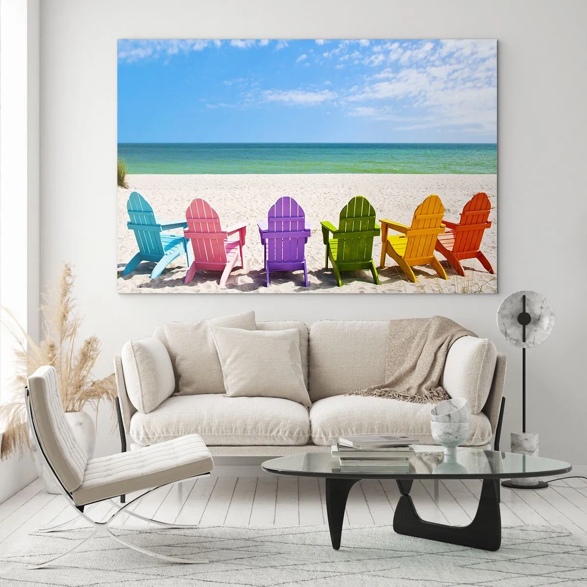 Glasbild - Bild auf glas - Bunte Stühle an einem Sandstrand mit Blick auf das Meer - 120x80cm - Regenbogenstrand - Moderne Wanddekoration für Wohnzimmer und Schlafzimmer ARTTOR