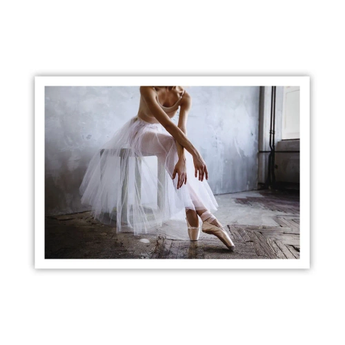 Poster - Eine Ballerina in zarter Pose vor industriellem Hintergrund - 100x70cm - Bevor die Rampe leuchtet - Moderne Wanddekoration für Wohnzimmer und Schlafzimmer ARTTOR