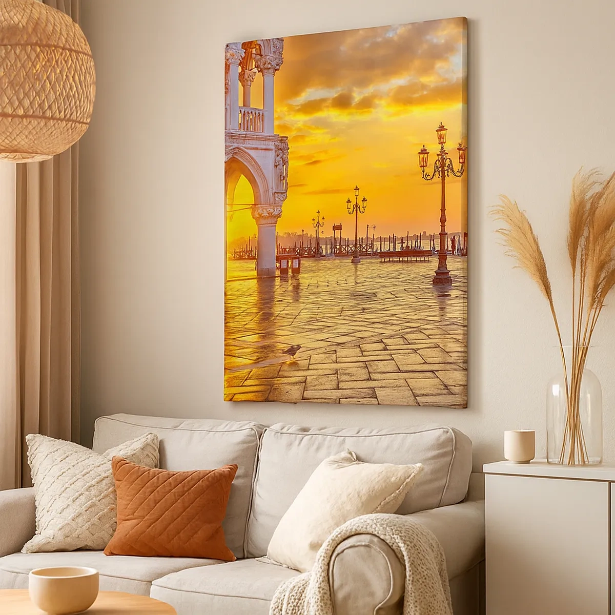 Bild auf Leinwand - Leinwandbild - Goldener Sonnenuntergang auf dem Stadtplatz mit Arkaden und Lampen - 50x70cm - Wo sind alle? - Moderne Wanddekoration für Wohnzimmer und Schlafzimmer ARTTOR