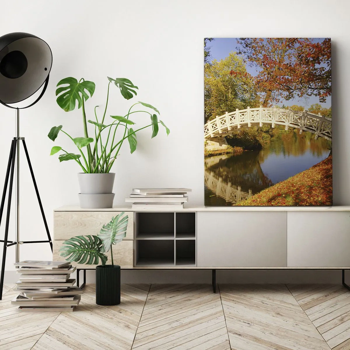 Bild auf Leinwand - Leinwandbild - Eine Brücke in einem Park, umgeben von Herbstlaub über ruhigem Wasser - 50x70cm - Auf der weißen Seufzerbrücke - Moderne Wanddekoration für Wohnzimmer und Schlafzimmer ARTTOR