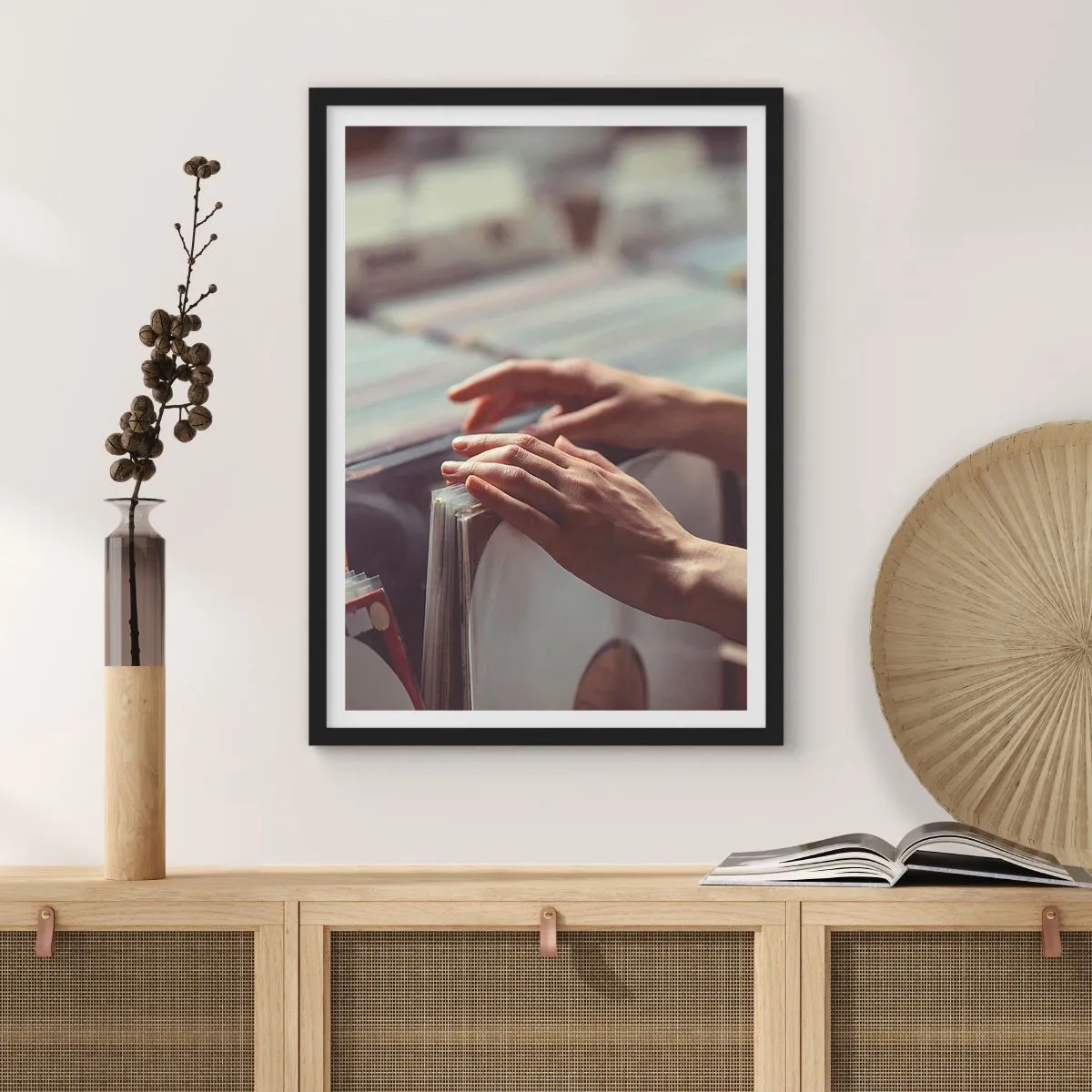 Poster in einem schwarzem Rahmen - Hände stöbern in einem Musikgeschäft nach Schallplatten - 50x70cm - Auf der Suche nach Emotionen - Moderne Wanddekoration für Wohnzimmer und Schlafzimmer ARTTOR