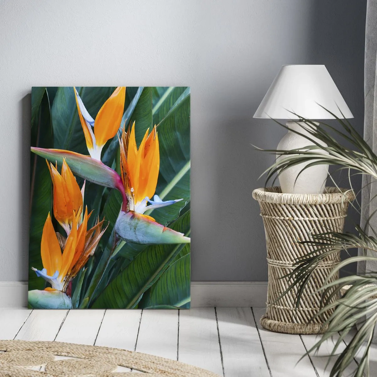 Bild auf Leinwand - Leinwandbild - Exotische Strelitzienblüten, umgeben von grünen Blättern - 70x100cm - Ist es eine Blume oder ist es ein Vogel? - Moderne Wanddekoration für Wohnzimmer und Schlafzimmer ARTTOR