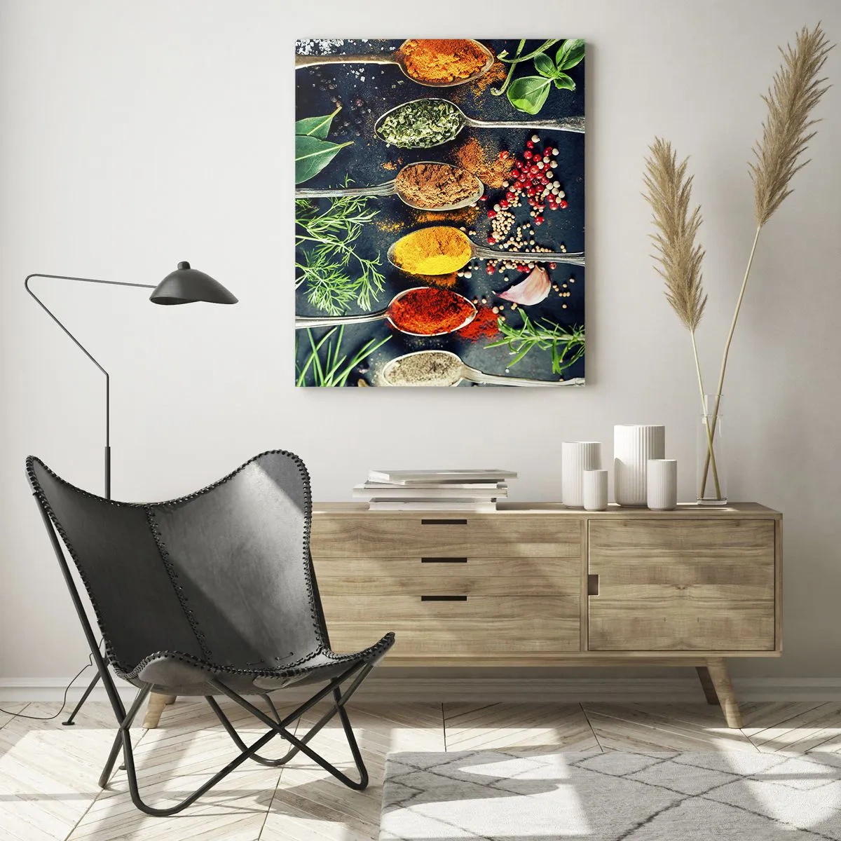 Glasbild - Bild auf glas - Bunte Gewürze in Löffeln, umgeben von frischen Kräutern und Gemüse - 50x70cm - Kulinarische Magie - Moderne Wanddekoration für Wohnzimmer und Schlafzimmer ARTTOR