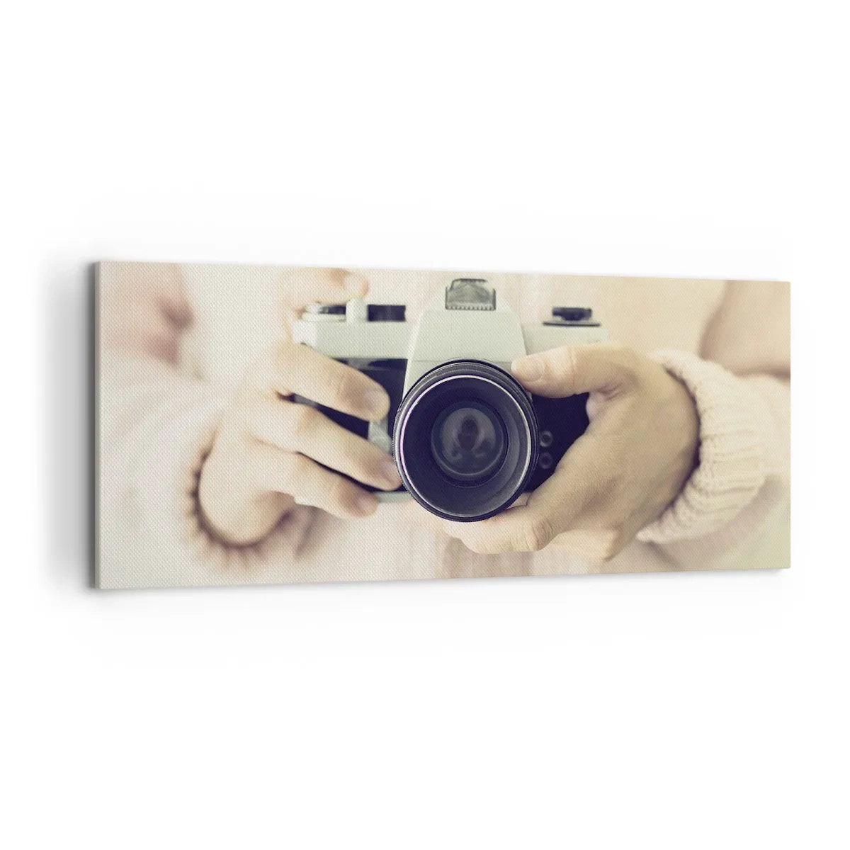 Bild auf Leinwand - Leinwandbild - Retro-Kamera in den Händen vor hellem Hintergrund gehalten - 120x50cm - Um mehr zu sehen ... - Moderne Wanddekoration für Wohnzimmer und Schlafzimmer ARTTOR