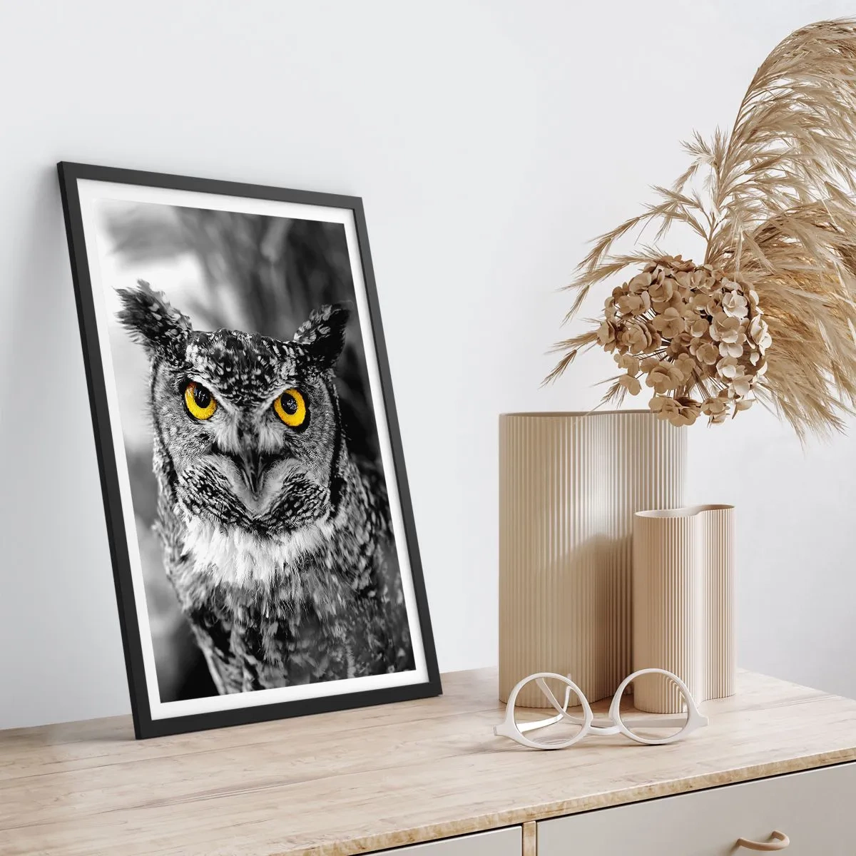 Poster in einem schwarzem Rahmen - Eine Eule mit gelben Augen auf einem schwarz-weißen Hintergrund - 50x70cm - Nichts wird sich verstecken - Moderne Wanddekoration für Wohnzimmer und Schlafzimmer ARTTOR