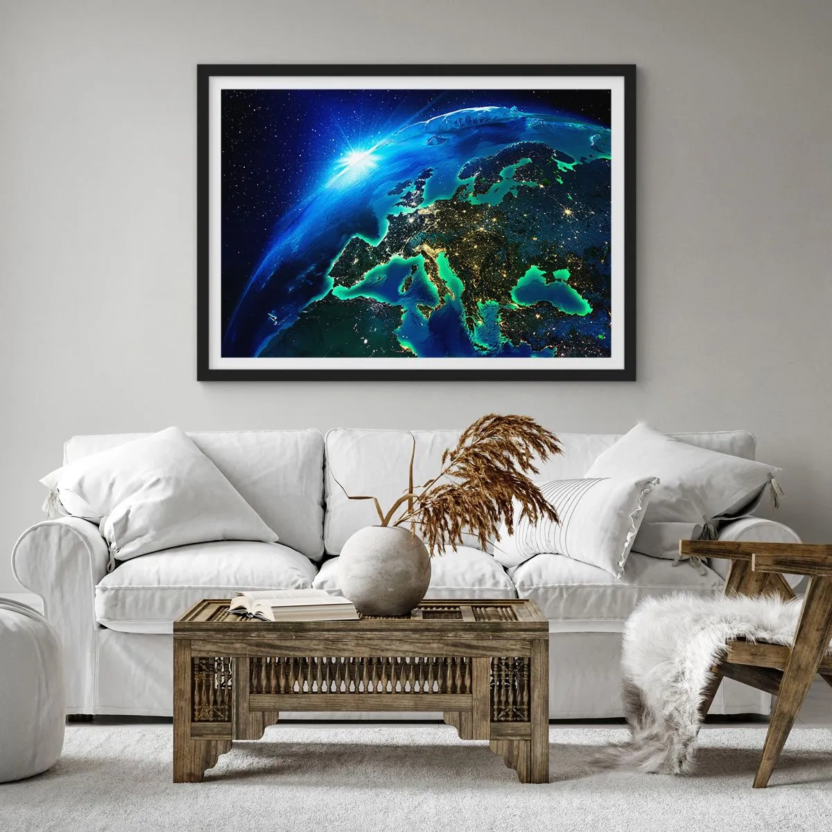 Poster in einem schwarzem Rahmen - Ein Blick auf Europa aus dem Weltraum im Schein der aufgehenden Sonne. - 70x50cm - Funkelndes Europa - Moderne Wanddekoration für Wohnzimmer und Schlafzimmer ARTTOR