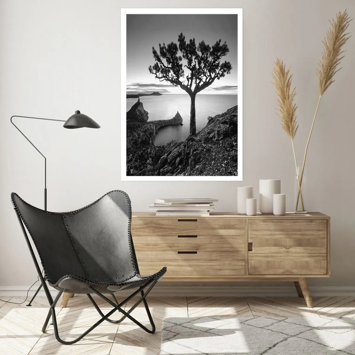 Poster - Schwarz-weiße Landschaft mit einem einsamen Baum über einer Klippe - 50x70cm - Stille bis zum Horizont - Moderne Wanddekoration für Wohnzimmer und Schlafzimmer ARTTOR