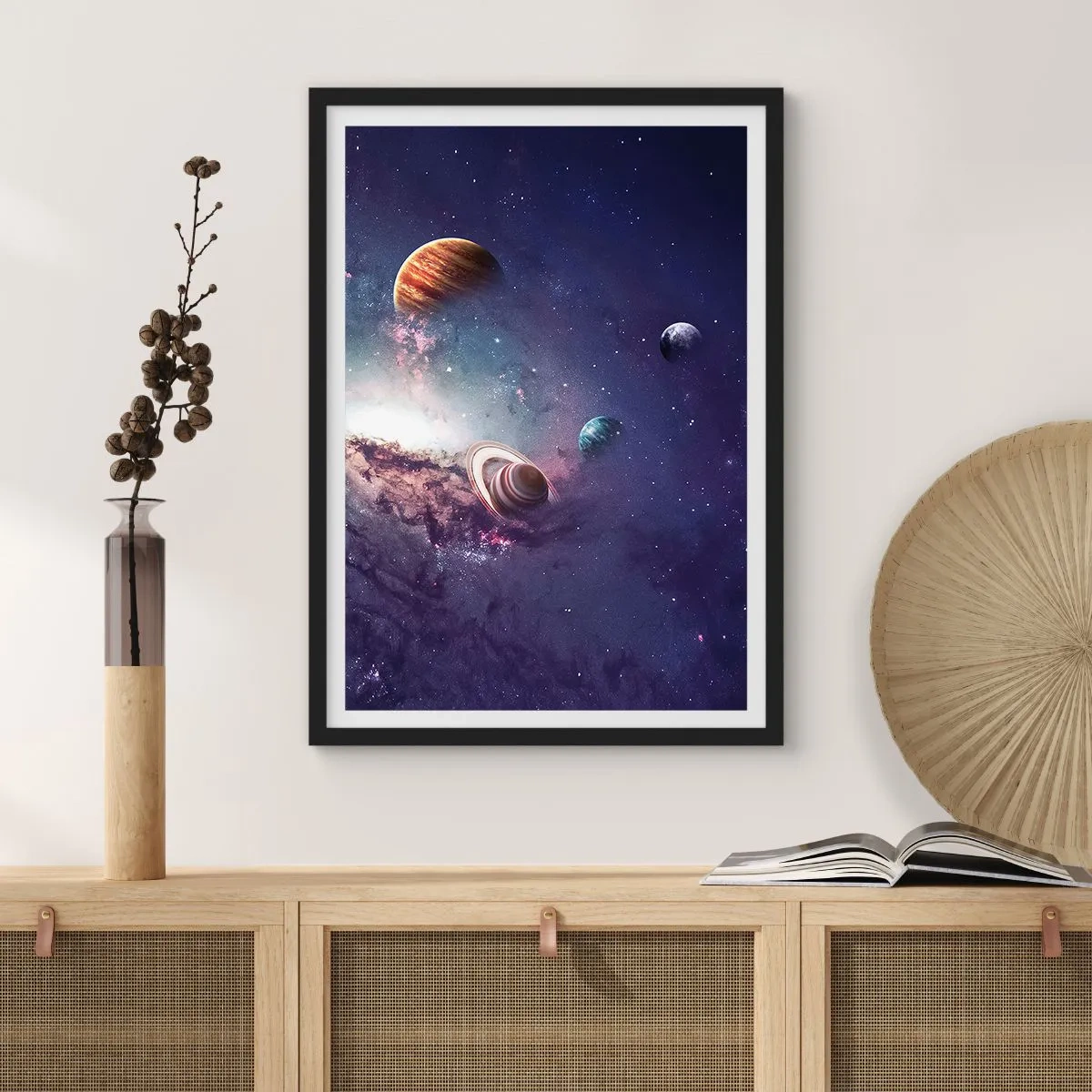 Poster in einem schwarzem Rahmen - Eine farbenfrohe Anordnung von Planeten in einer kosmischen Umgebung - 50x70cm - Solar-Tanz-System - Moderne Wanddekoration für Wohnzimmer und Schlafzimmer ARTTOR