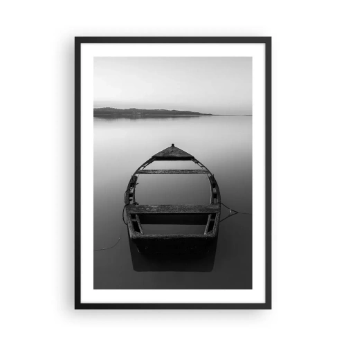 Poster in einem schwarzem Rahmen - Ein altes Boot, das auf ruhigem Wasser schwimmt - 50x70cm - Sehnsucht und Melancholie - Moderne Wanddekoration für Wohnzimmer und Schlafzimmer ARTTOR